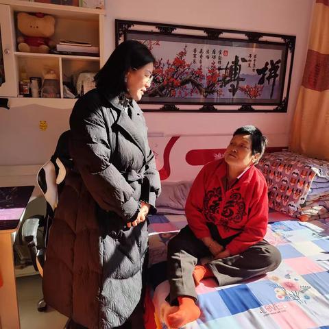 宁武县康乐社区网格员白永丽入户走访80周岁高龄老人