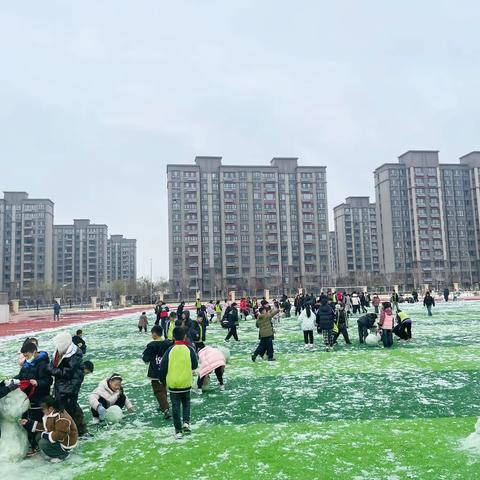 “雪地里的童年”嘉祥县实验小学何庙校区第一场雪玩雪记