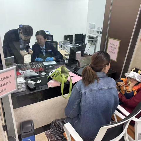 暖心服务不打烊，清点硬币显担当