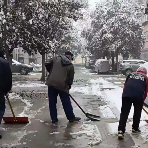 【黄台电厂社区城管工作站】落实“门前五包”，自扫门前雪