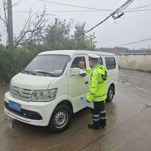 渭滨铁骑进农村宣传“一盔一带”