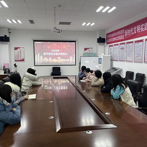 【“玉”你同行·爱在翠岭】涵玉翠岭社区组织观看节前安全警示教育宣传片