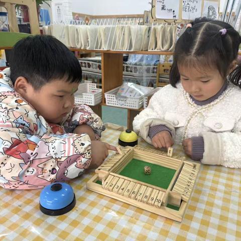 益智区《四面数字翻盘》