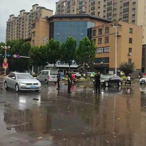 暴雨来袭 淇县巡特警暴雨中坚守“雨”你同行