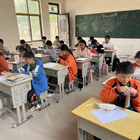 水堡乡马楼小学——手工活动  秋天的树叶《拾秋》