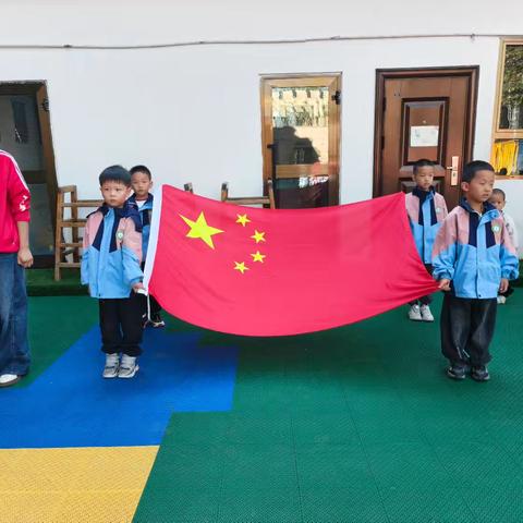 “国旗飘飘 伴我成长”——梧桐丽景文澜幼儿园第5周升国旗仪式