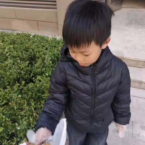 学习雷锋好榜样—— 社区清洁活动    一年级五班 汪呈赫