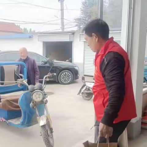 高庄村在重阳节之际为全村70周岁以上老人发放生活慰问品