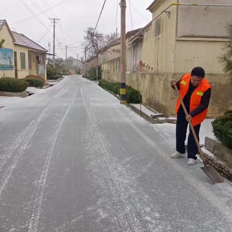 以雪为令，除雪保畅--高庄街道高庄村积极开展扫雪除冰行动