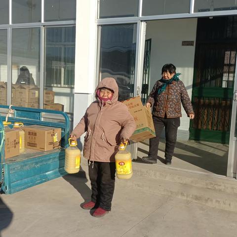 情系村民促和谐 春节福利暖人心 ——高庄街道高庄村我为群众办实事