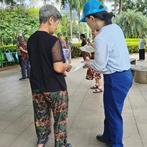 海口联合农商银行龙华支行开展防范非法集资宣传活动