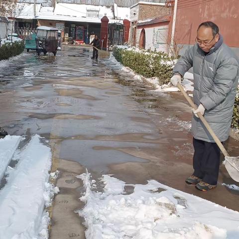 立足岗位作贡献——两门中学党员教师带头除雪