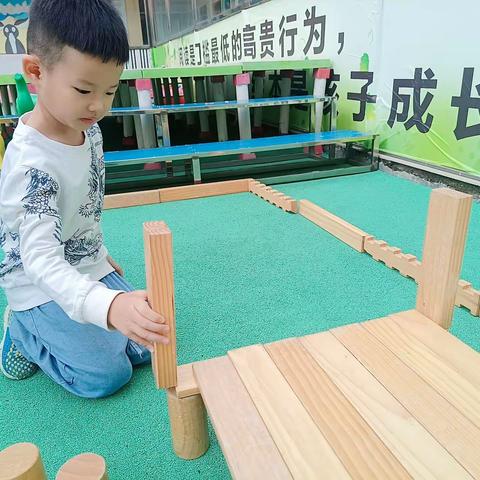 【海口市博义幼儿园】中三班户外自主观察记录——“我来安慰小妹妹”