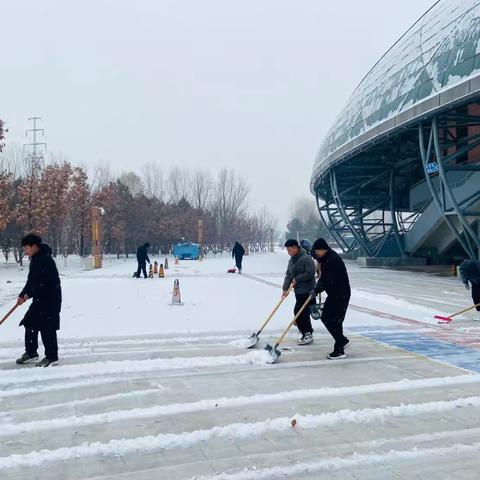 兴安盟体育中心以雪为令，守护健身群众安全