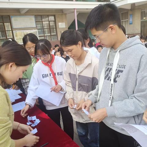 阅读阅美，家风润心灵 正值秋日午后，阳光正好，岳村二初中全校同学欢坐一堂，共享青春的华章。 “传承优良家风，争做时代新人”讲家风故事活动如期举行。