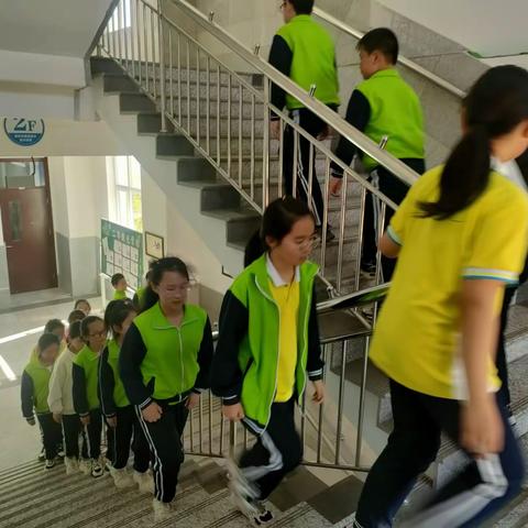 【全环境立德树人】人和镇中心完小开展“上下楼梯有规范，安全相伴每一天”安全教育活动