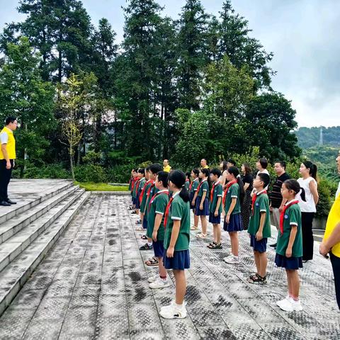 传承革命精神 共筑国防安全 ——铜钹山小学黄色志愿服务队开展国防教育志愿服务活动