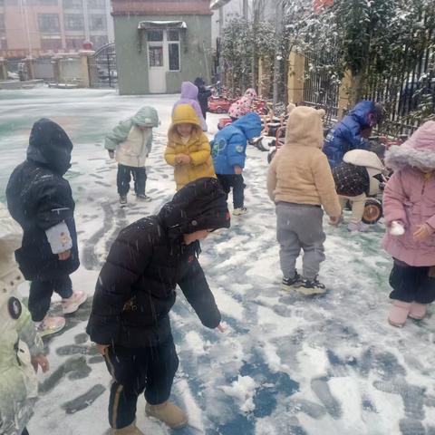 芜湖市浅湾幼儿园——小二班户外探索“冬天的初雪”