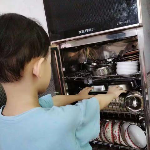 小课题《幼儿园中班幼儿自主取餐的探索与研究》     家园合作让幼儿在家自主取餐打卡活动