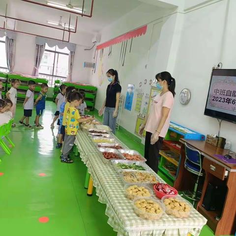 小课题《幼儿园中班幼儿自主取餐的探索与研究》                          自助餐活动
