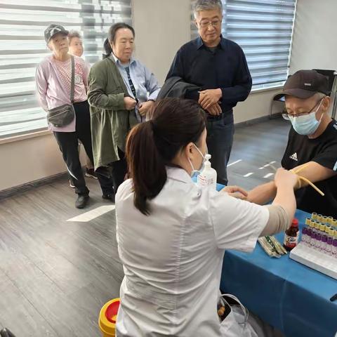 医院关怀入家门，免费体检惠“银龄”