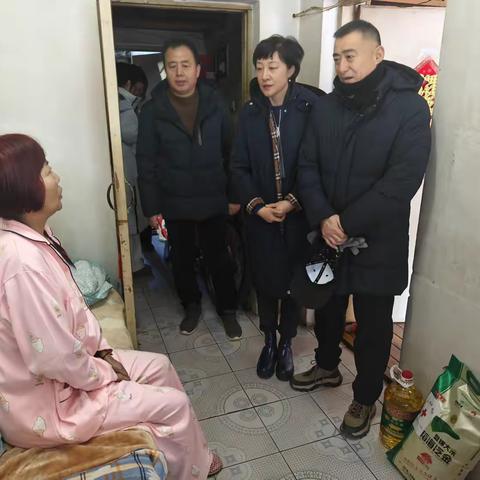 寒冬送暖情切切 困境妇女笑盈盈