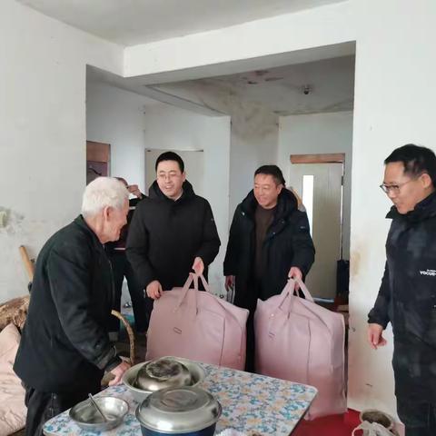 雪覆寒门送温暖 情系群众牵心怀