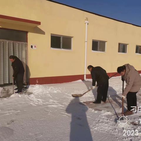 ［聊源星火 聊·显担当］守护教育有温度 闻雪而动显担当——闫寺街道中心学校“清雪除冰”活动