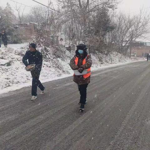 西咸新区高庄镇清除道路积雪  消除安全隐患