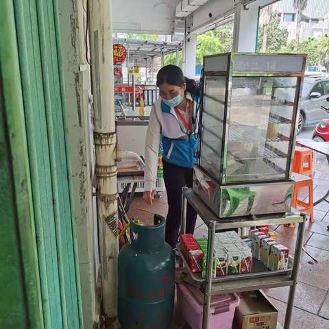 东岸社区开展“五一”节前餐饮单位燃气安全检查工作