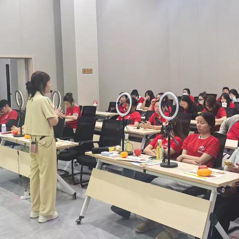 2025年7月东岸社区居委会开展直播销售培训课程