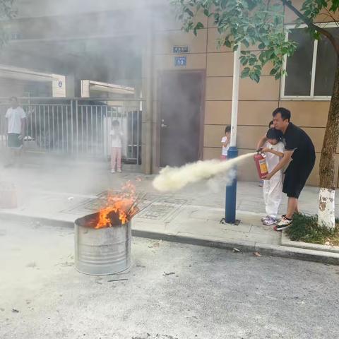 消防常识永不忘，遇到火情不惊慌--城关社区消防安全演练