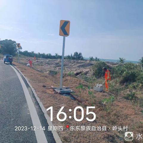 尖峰镇加强环岛旅游公路卫生整治工作