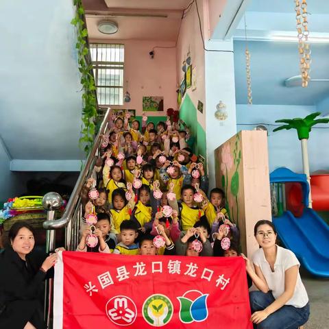 龙口镇龙口村阳光驿站开展家庭教育宣传周“陪伴的力量”宣讲活动暨母亲节主题活动