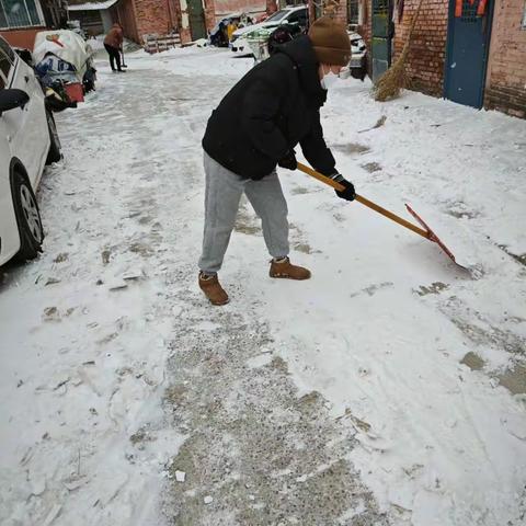 [中大槐树街道嘉瑞社区]网格坚守在一线 扫雪除冰暖人心