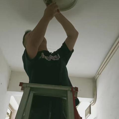 网格力量||维修楼道灯 照亮居民回家路