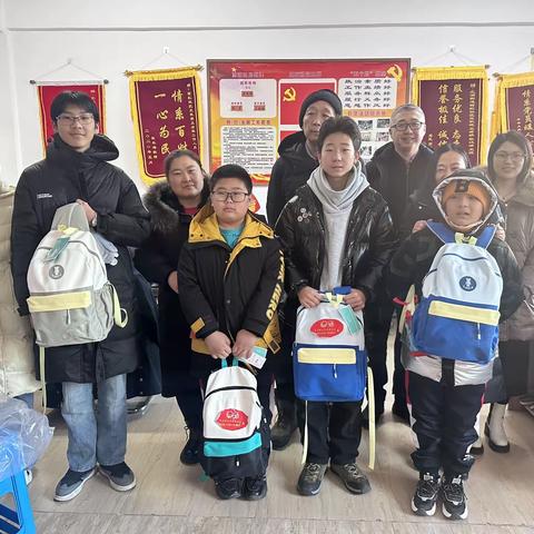 “点亮微光  为爱童行”--北湖街道西虹社区联合团市委、北湖街道开展“微心愿”礼包发放活动