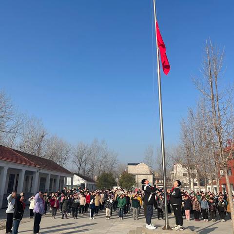 国旗下成长 春风中起航——涡阳县高公镇徐小庙小学开学后第一次升旗