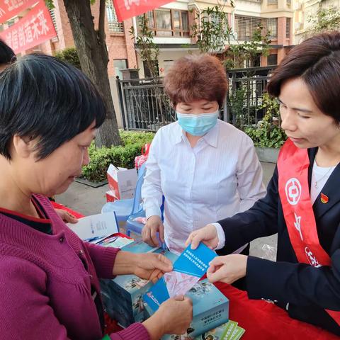 中国银行龙海支行开展整治拒收人民币宣传活动