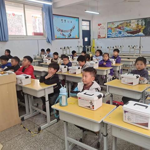 天津路小学机器人搭建之《立式挤压机》
