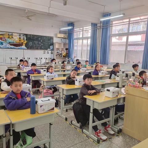 天津路小学机器人搭建之《奇怪的时钟》