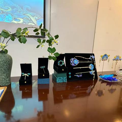 富平县东新街支行成功举办“点翠风华.金彩人生”高端客户沙龙