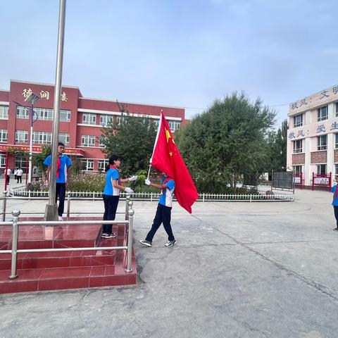 【铸牢中华民族共同体意识】 民族团结齐奋进 石榴花开正当时    轮台县第八小学举行铸牢中华民族共同体意识主题升旗仪式