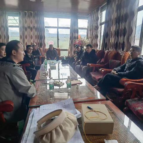 石渠县副县长沈晓峰查看龙溪卡村民族团结进步示范村建设