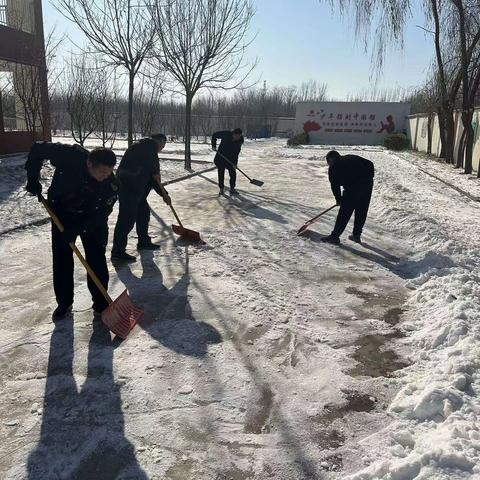 初雪践初心 扫雪暖意浓——侯营镇田庄小学教师扫雪篇