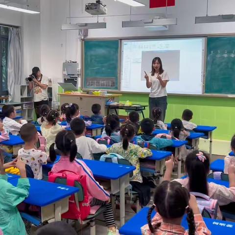 北街小学一年级一班“叠雨衣”劳动技能比赛