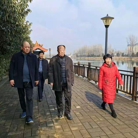 陪老领导游大美鲁山，风景如画，沙河两道橡胶埧拦水，站在河堤上如到海边，心旷神怡，留连忘返。