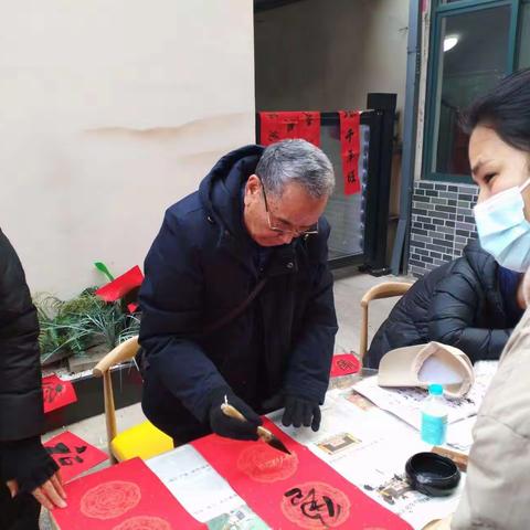 今天上午平顶山市慈善总会卫生健康分会组织书法家们分别在新华区曙北社区和文化宫社区义写春700多幅，深受市民欢迎和好评。
