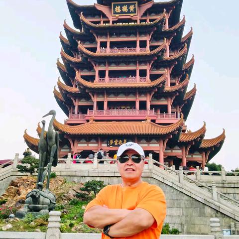 黄鹤楼前的橙色身影