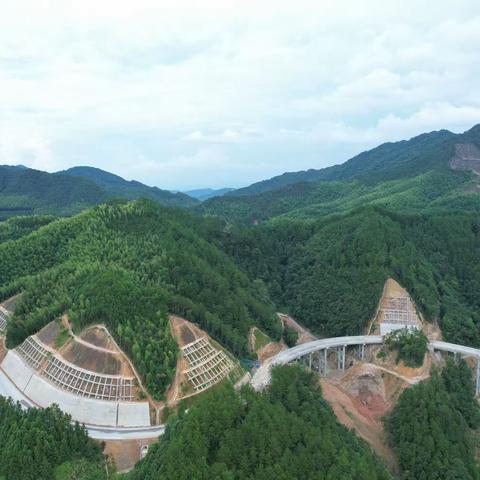 上半年，我市国省干线公路建设进度全省第一